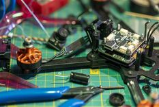 El dron inteligente de Anduril desafía la economía real de la guerra moderna.