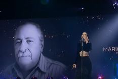 Natalia Oreiro canta en el homenaje a los artistas fallecidos. El mendocino Mario Ruarte, en la imagen de atrás. Foto: Imagen de tv.