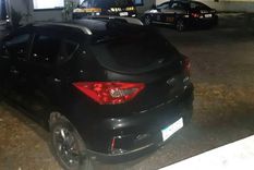 El auto robado Los ladrones quisieron ponerle nafta a la batería.