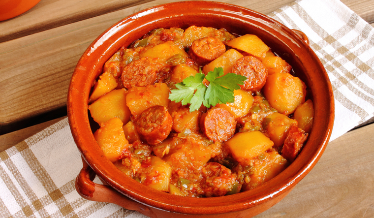 En La Rioja, la receta var&iacute;a ligeramente de pueblo en pueblo; algunos a&ntilde;aden chorizo picante y otros incorporan vino tinto local para realzar el sabor, lo que demuestra su enorme versatilidad regional.