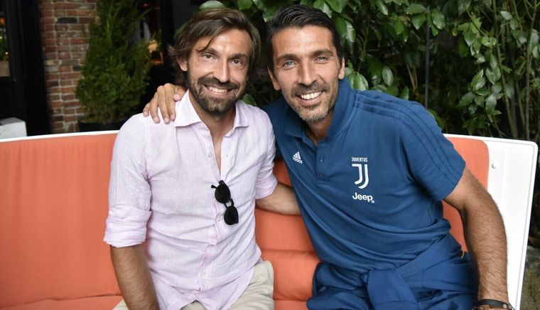 Pirlo y Buffon, viejos amigos, ahora DT y futbolista. Foto: Juventus FC