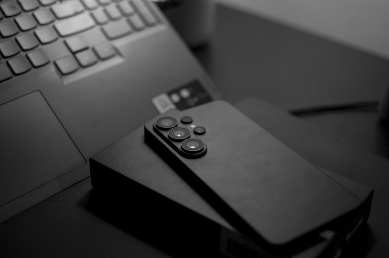 La nueva generación de teléfonos en la gama alta combina chips de 2 nanómetros, baterías masivas y sensores fotográficos profesionales.