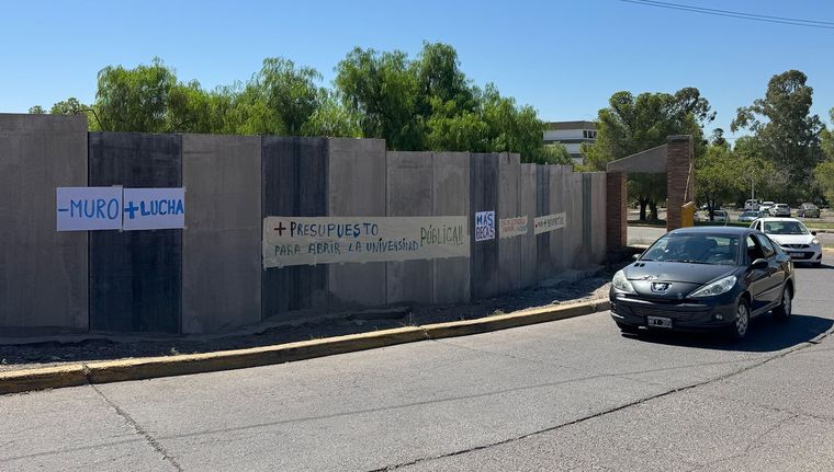 El muro de la Universidad de Cuyo, usado para la protesta. Foto: MDZ