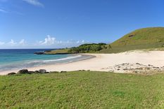Las playas de Isla de Pascua tienen las aguas más cálidas de Chile, con temperaturas cercanas a los 26 °C.