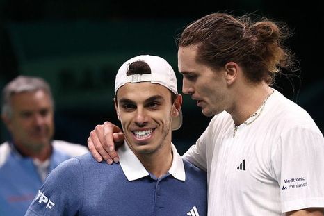 Zverev reconoció a Cerúndolo tras ganarle en el mano a mano por la Copa Davis. Zverev reconoció a Cerúndolo tras ganarle en el mano a mano por la Copa Davis.