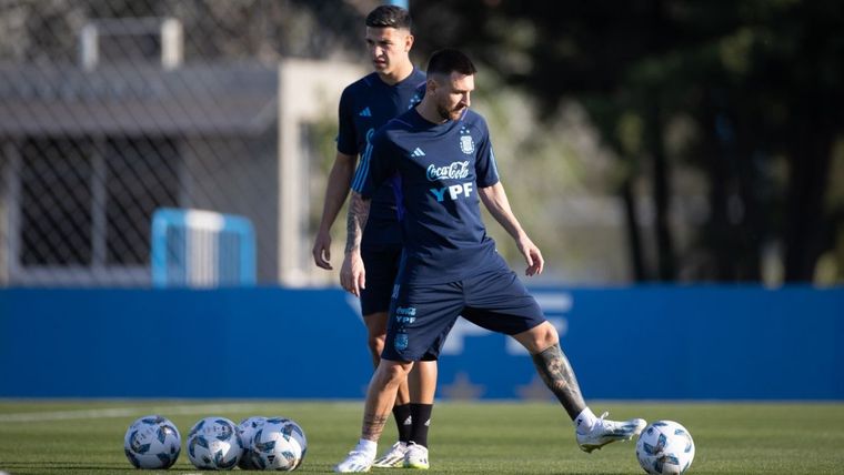 Messi entrenó sin problemas con la Selección argentina. Foto: @Argentina