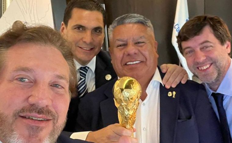 Chiqui Tapia, la copa, Alejandro Domínguez y los presidentes de la federación de Paraguay y Uruguay. Foto: Alejandro Dominguez