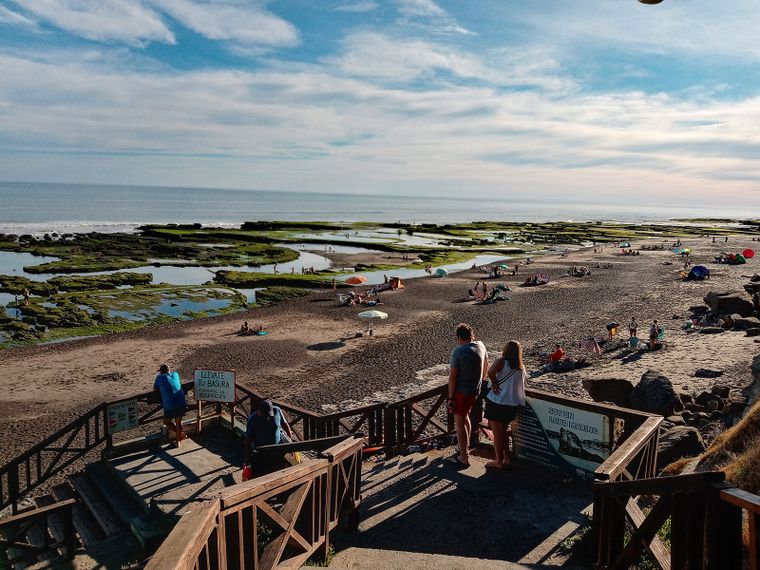 La Lobería es un pueblo costero de Río Negro donde los acantilados protegen una playa de piletones naturales.