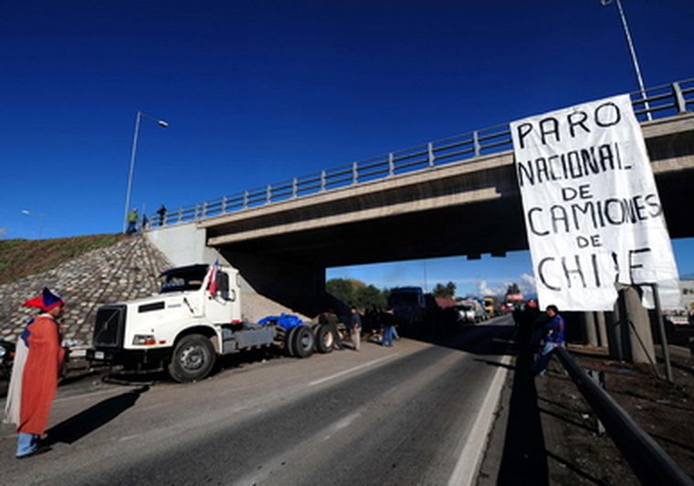 Pronostican desabastecimiento en Chile, pero por la huelga de sus propios camioneros. Foto: AFP