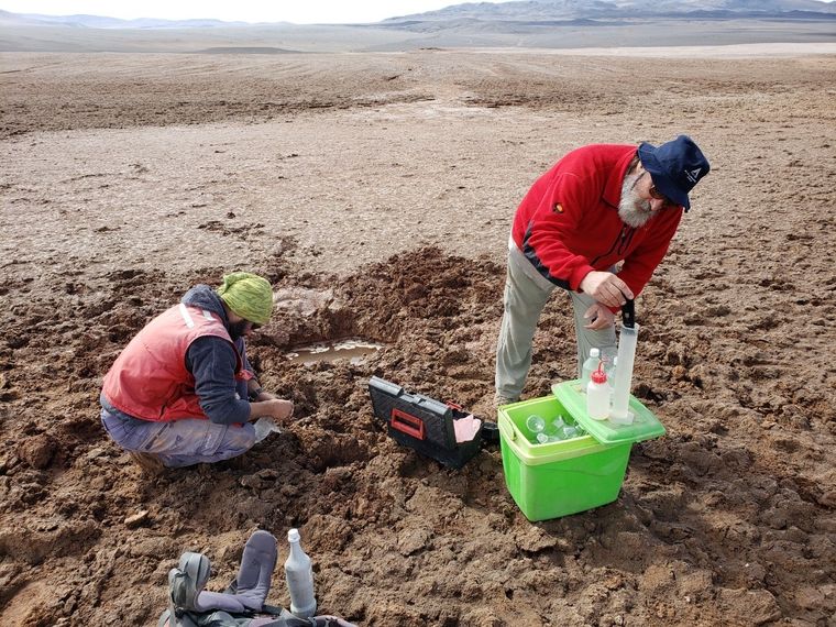 En septiembre la investigación de los geólogos tendrá foco en el material arcilloso de la zona. En la foto, Gustavo Pezzani y Ceballos, recolectando muestras en Los Sapitos.