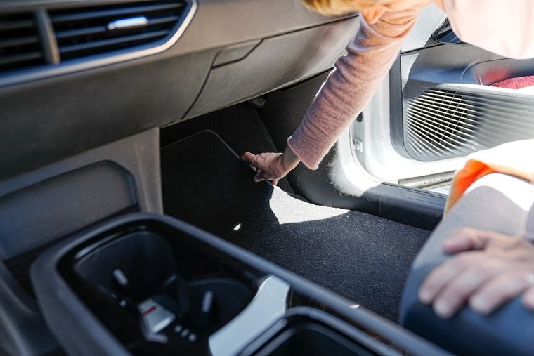 Con solo una mezcla casera podés eliminar manchas, malos olores y polvo de las alfombras. Foto: Shutterstock