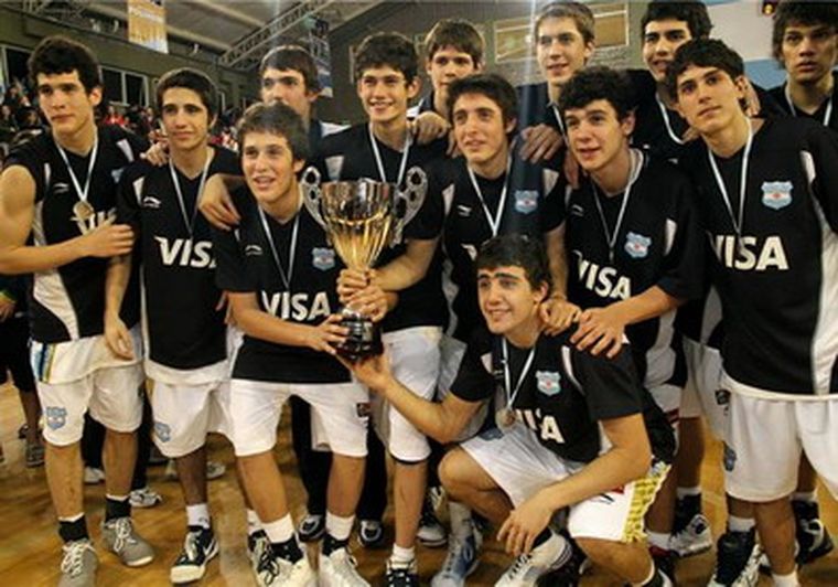 La selección argentina sonriente con su trofeo y las medallas. Foto: Gentileza