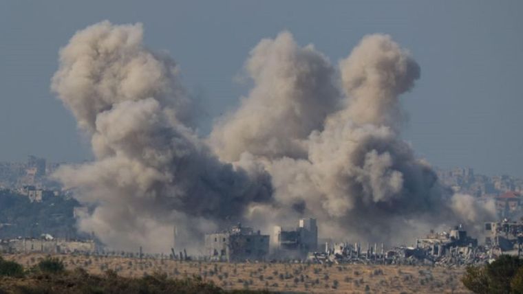 Se vieron columnas de humo y polvo este viernes en la Franja de Gaza. Foto: Reuters