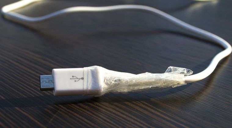 Un cargador dañado es un peligro directo. Un cargador dañado es un peligro directo.