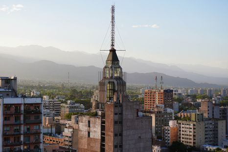 La Ciudad de Mendoza está dividida en 12 secciones políticas y cuenta con mapas oficiales para identificar entre qué calles se ubica cada una. La Ciudad de Mendoza está dividida en 12 secciones políticas y cuenta con mapas oficiales para identificar entre qué calles se ubica cada una.