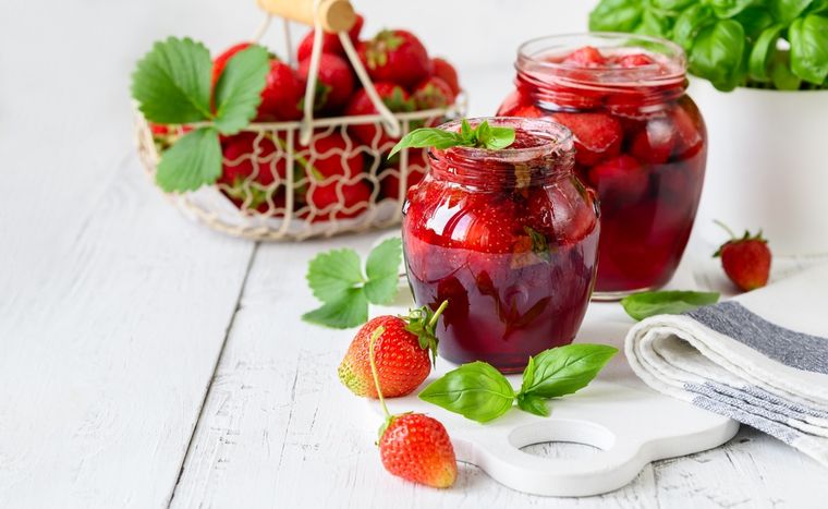 Esta receta de mermelada de frutilla y albahaca además de untarla en pan, puede usarse como topping en postres o glaseado para tartas. Esta receta de mermelada de frutilla y albahaca además de untarla en pan, puede usarse como topping en postres o glaseado para tartas.