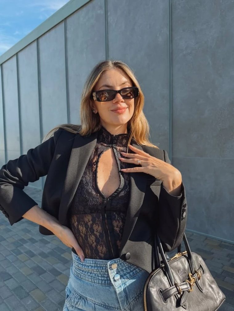 Mirá el look de Stephanie Demner.