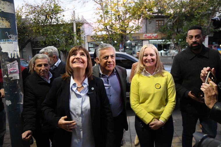 Hebe Casado y Patricia Bullrich junto a Cornejo en un acto de campaña en Mendoza. La futura ministra estuvo presente en la provincia en su camino hacia las generales Foto: Maximiliano Ríos/MDZ