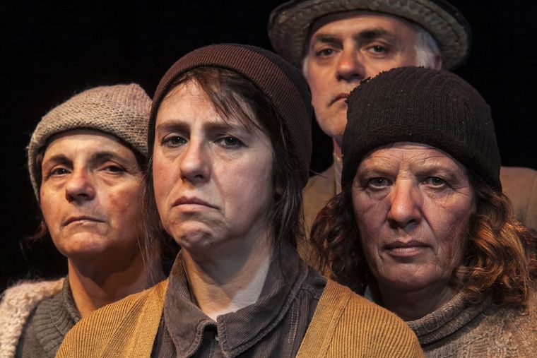 Las Brutas, pieza dirigida por Juan Comotti.