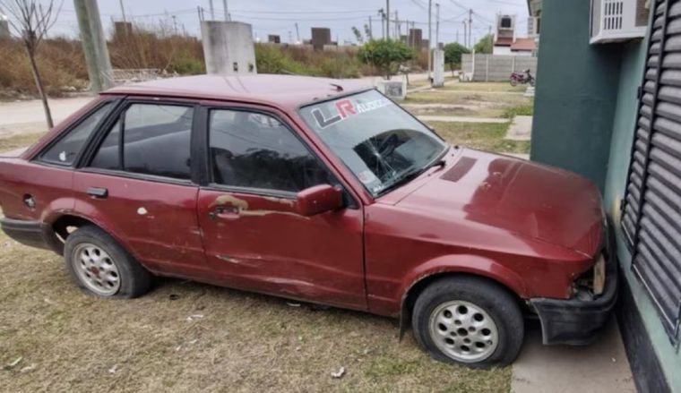 En un ataque de celos, una joven estrelló el auto de su novio contra la casa de la ex en Santiago del Estero