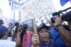 Distintos gremios juntan firmas este lunes en contra del DNU de Milei Foto: Juan Mateo Aberastain/MDZ