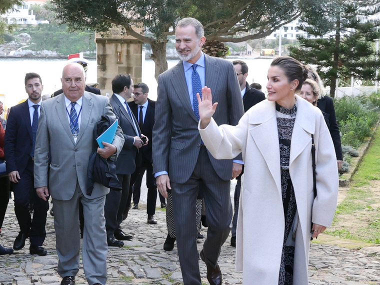 La reina Letizia ya comenzó a hacer apariciones públicas luciendo estilosos atuendos. Foto: Twitter @CasaReal