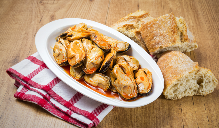La receta de mejillones en escabeche tiene origen en la antigua Roma, donde el vinagre se usaba como m&eacute;todo natural de conservaci&oacute;n antes de la refrigeraci&oacute;n.