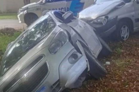 Producto del choque, los autos terminaron dentro de una zanja, donde el adolescente iba junto a otros dos menores de edad. Producto del choque, los autos terminaron dentro de una zanja, donde el adolescente iba junto a otros dos menores de edad.