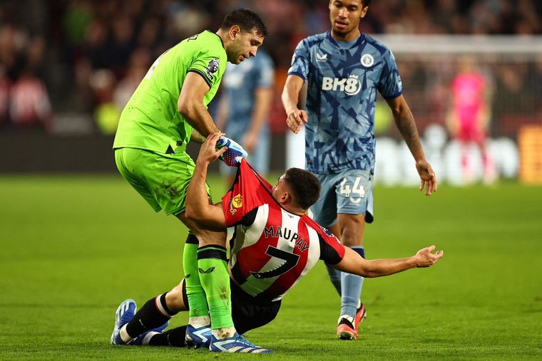 Dibu Martínez y la pelea con Maupay. Foto: Emiliano Martinez