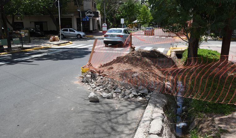 La esquina de Avellaneda y Granaderos amaneció con un pozo y montículos de tierra, pese a que las obras se habían dado por concluidas esta semana.