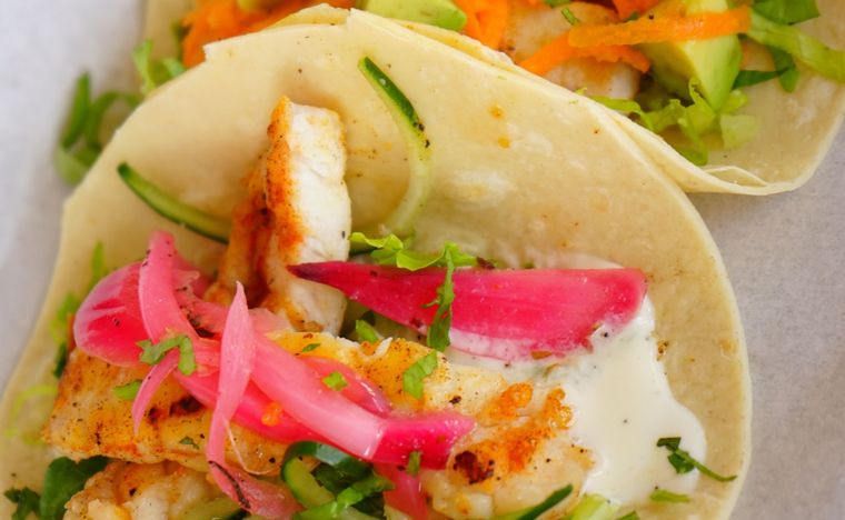 Tacos de bacalao Una receta simple y en pocos minutos de tacos de bacalao para agasajar a tu familia. Foto: Shutterstock
