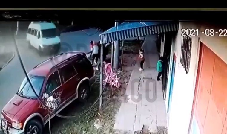 El conductor borracho se incrustó contra el frente de un kiosco.