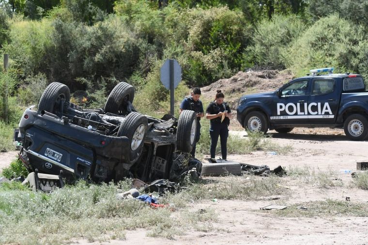 La camioneta volcada sobre el costado de la ruta. Foto: ALF PONCE MERCADO / MDZ