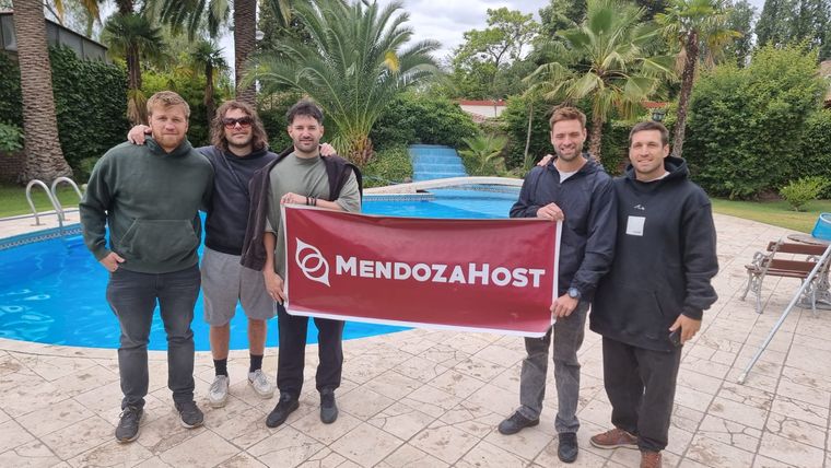 Peter Lanzani es uno de los tantos famosos que llega a la provincia a disfrutar. En la foto, junto a unos amigos celebrando una despedida de soltero. Peter Lanzani es uno de los tantos famosos que llega a la provincia a disfrutar. En la foto, junto a unos amigos celebrando una despedida de soltero.