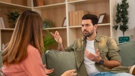 El estudio que revela por qué muchos hombres evitan acercarse a una mujer
