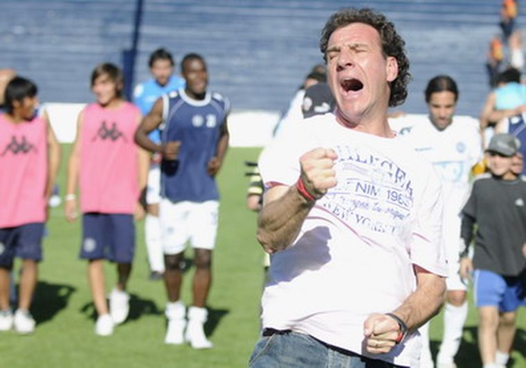 El DT festejó la victoria de la Lepra. Foto: Pachy Reynoso/MDZ