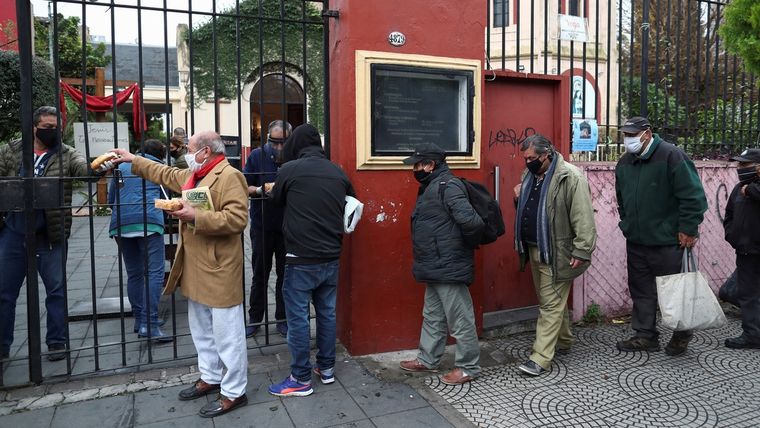 Personas hacen fila para recibir comida gratis en medio de la pandemia, Buenos Aires, Argentina, 23 de julio de 2020. Foto: RT
