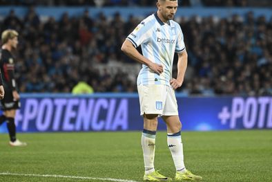 MDZol | Maravilla Martínez pasó de festejar su gol a sufrir por el penal que le dio la victoria a Barracas Central en el Cilindro.