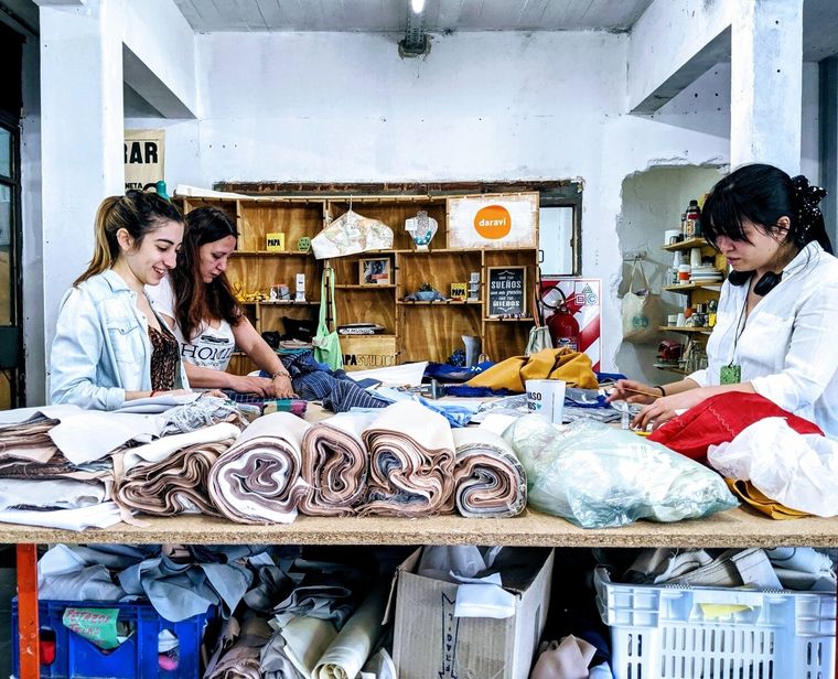 Carrefour Lab busca incorporar alternativas innovadoras para alcanzar el triple impacto, como en este caso a través del taller de Daravi, que fabrica bolsas reutilizables. Foto: Daravi.