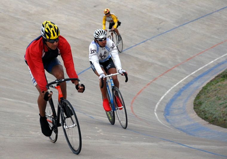 El ciclismo vivió una muy linda fiesta en el velódromo provincial. Foto: Marcelo Ruiz / MDZ