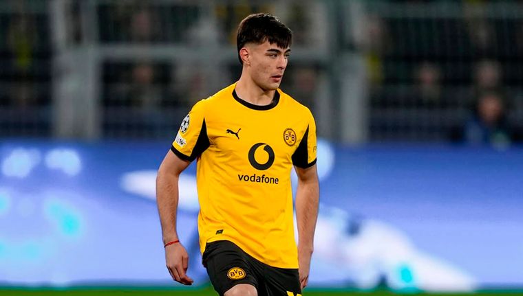 Aaron Anselmino no sumó los minutos que esperaba en Borussia Dortmund.
