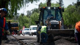 Repavimentan una rotonda estratégica del Parque San Martín. Repavimentan una rotonda estratégica del Parque San Martín.