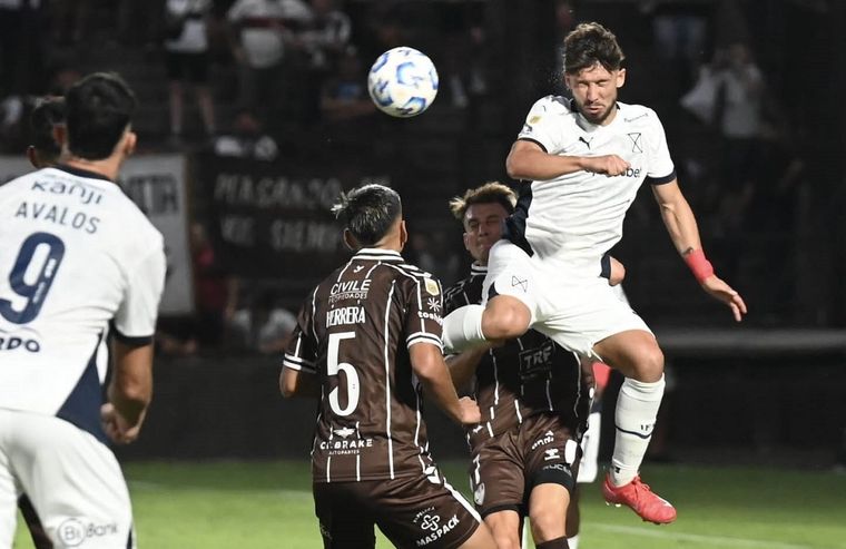 El Rojo y el Calamar protagonizaron un duelo muy disputado en Vicente López. Foto: Fotobaires