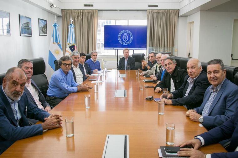 Los empresarios de colectivos se reunieron con el Gobierno