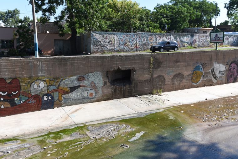 El derrame cloacal fue subsanado en el zanjón Maure pero aún quedan los restos de materia contaminante Foto: Maximiliano Ríos/MDZ