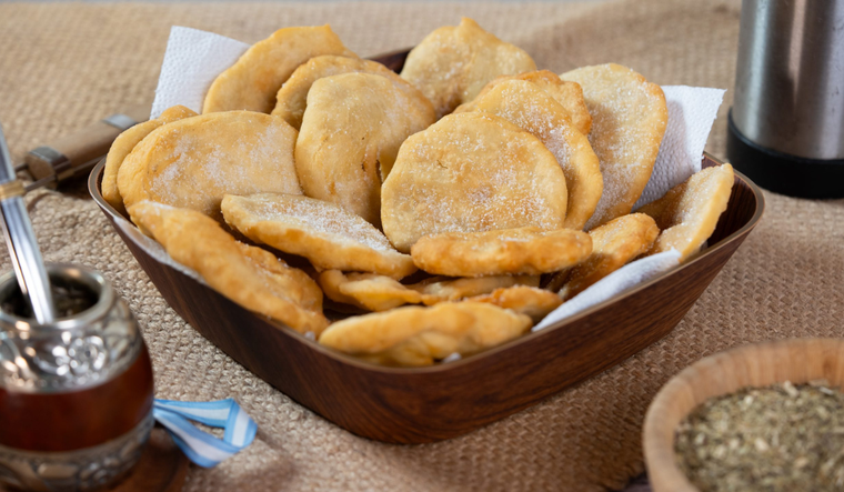 Receta de tortas fritas argentinas clásicas, crujientes y deliciosas. Receta de tortas fritas argentinas clásicas, crujientes y deliciosas.