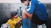 Una de las fotos más icónicas de la infancia de Dalma Maradona cuando le puso margaritas en las medias a Diego. Foto: Archivo MDZ Una de las fotos más icónicas de la infancia de Dalma Maradona cuando le puso margaritas en las medias a Diego. Foto: Archivo MDZ