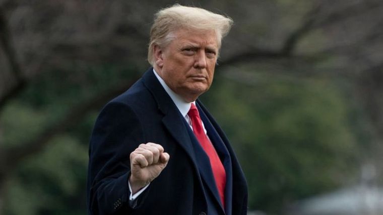 La firma del mandatario convierte así en ley este paquete de ayudas para familias y empresas en medio de la doble crisis sanitaria y económica que enfrenta el país por la pandemia de coronavirus.