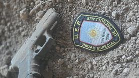 La pistola Glock calibre 40 hallada tirada en la ladrillera de Las Heras, donde un malviviente entró a robar y fue descubierto.&nbsp;
