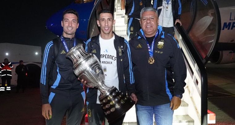 Scaloni, Di María y Chiqui Tapia en la llegada al predio de Ezeiza. Foto: @Argentina